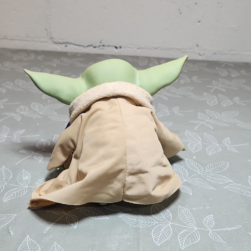 Hasbro Yoda Talking Plushie - Picture 4 of 6